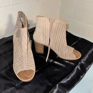 Peep toe and sleek heel